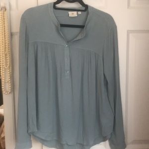 AG , M, light blue top